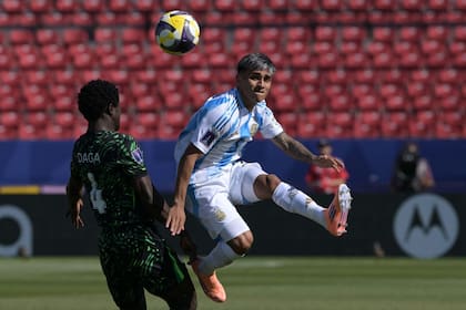 La disputa de la pelota entre Milton Delgado y el jugador nigeriano Daniel Daga