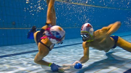 La disputa del disco en pleno partido