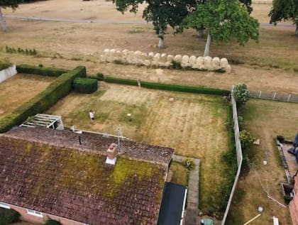 La disputa entre vecinos surgió por la construcción del muro de heno frente a su jardín.