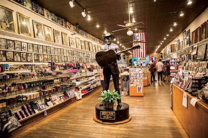 La disquería Ernest Tubb por dentro