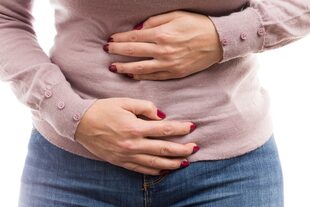La distención abdominal es una afección en la que el vientre, se siente lleno y apretado, y que en consecuencia se puede hinchar