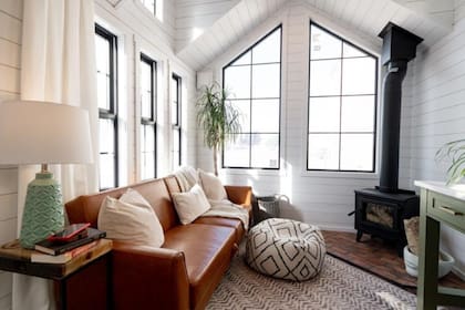 La distribución abierta integra cocina y living en un solo ambiente