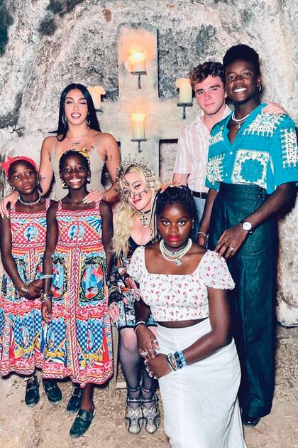 La diva del pop junto a sus seis herederos: Lola León, Rocco Ritchie, David Banda, Mercy Jones y las mellizas Estere y Stelle Ciccone (ambas by Dolce & Gabbana).
