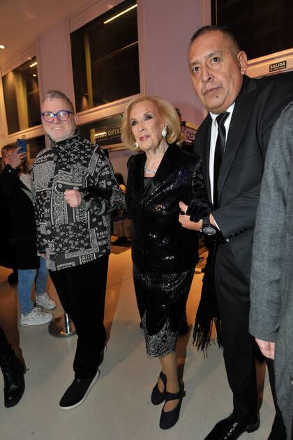 La diva, en su llegada al Teatro Coliseo, recibida por Ricky Pashkus, director de la obra (a la derecha Marcelo, el chofer de Mirtha Legrand)