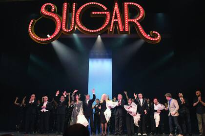 La diva junto a todo el elenco y Arturo Puig al término del debut.