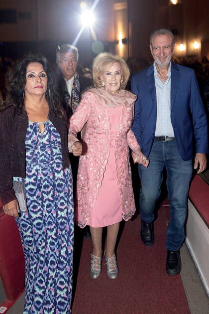 La diva llega al Teatro Auditorium para ver a
Elena Roger, acompañada por su amigo Dani
Mañas, su maquilladora personal, Gladys
Andrade, y Vito Amalfitano, director del teatro.
Para la ocasión, Mirtha eligió un look de Iara