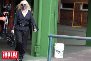 La diva lució un total look en negro y con zapatillas “joya”