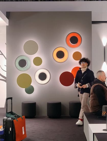 La división iluminación de Egger montó una instalación de 'Orbit Silent', su luminaria acústica de pared.