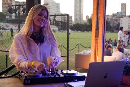 La DJ Lou Reinaudi puso a todos a bailar.