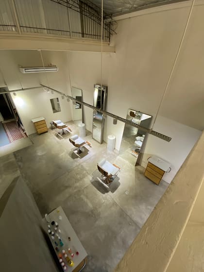 La doble altura del galpón dio lugar a un primer piso que balconea hacia la planta baja.