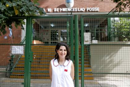 La docente Florencia Toyos está orgullosa de los recursos de la escuela N° 16, de Palermo