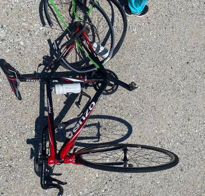 La docente manejaba una bicicleta cuando fue embestida por un auto