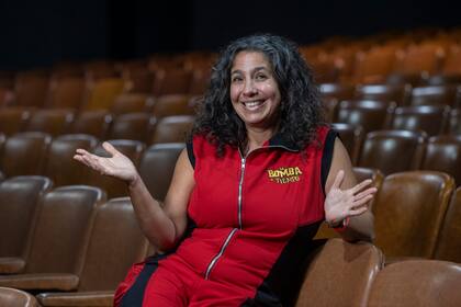 La docente y música María Bergamaschi es la única mujer del grupo en escena