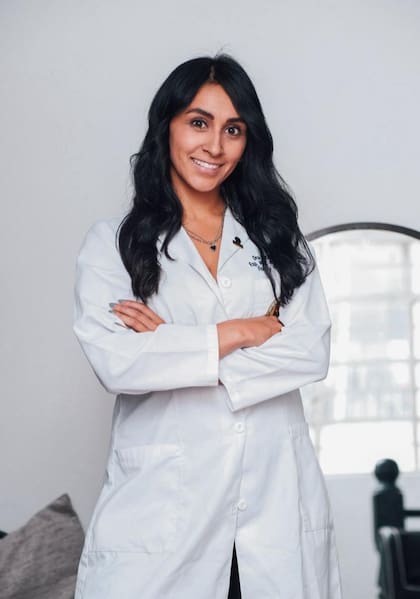 La doctora Catalina Blanco recomienda programas de ejercicios isométricos a pacientes con movilidad reducida para recuperar fuerza.