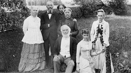 La doctora Elizabeth Blackwell con su familia