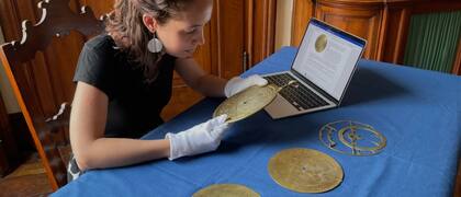 La doctora Federica Gigante analiza el astrolabio de Verona