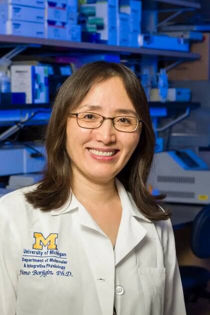 La doctora Jimo Borjigin enseña en la Universidad de Michigan, donde dirige el laboratorio que lleva su nombre