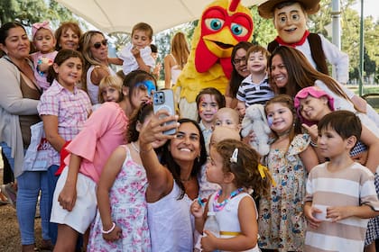 La doctora Macarena Iudica sacando un selfie con los niños