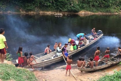 La doctora María Gloria Domínguez Bello (de chaleco gris) en el momento de abandonar una comunidad en la selva sudamericana