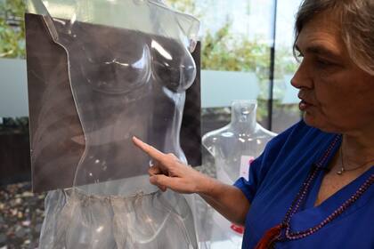 La doctora Maria Grazia Vantadori señala una radiografía que muestra un cuchillo dentro del cuerpo de una mujer. Es parte de la instalación titulada "I see you through" de Marcia Bianchi