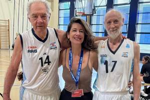 La doctora María Teresa Zalazar acompañó a la categoría +80 en su entrenamiento previo al mundial y luego durante el desarrollo del campeonato