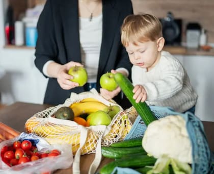 La doctora Suárez recomienda exponer a los niños a los vegetales como si fueran juguetes