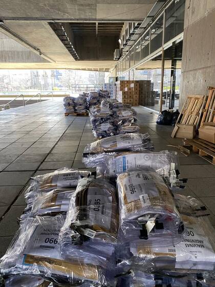 La documentación de la justicia federal no sólo está dentro de lo que fue la Plaza seca, también en la periferia del edificio del Teatro Argentino