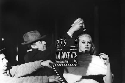 Fellini dirigiendo a la actriz sueca