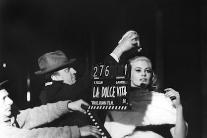 Fellini dirigiendo a la actriz sueca