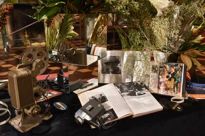 La dolce vita, Marcello Mastroiani y el universo de Fellini en una mesa con objetos y arreglo floral inspirado en el director italiano 

