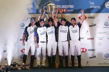 La Dolfina, campeón de Palermo de 2019 con dos extranjeros en la final: el brasileño Rodrigo Ribeiro de Andrade (primero desde la izquierda), que entró como suplente, y el uruguayo David Stirling (segundo desde la derecha) titular; se abre otra incógnita: ¿dejarán ingresar al país durante la cuarent