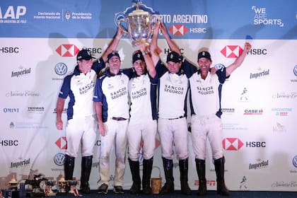 La Dolfina levanta la copa en Palermo, después de ganarle a Elerstina una vez más