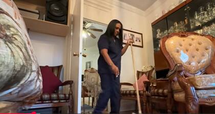La dominicana se encarga de la cocina y limpieza del hogar de su paciente