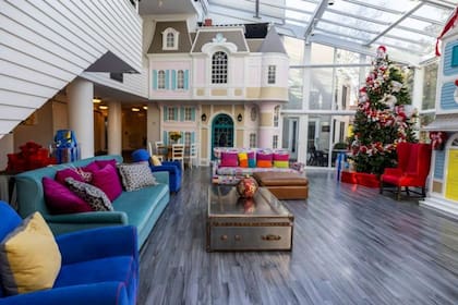 La donación de Joan de US$100 millones a la ONG Ronald McDonald House creada por Ray, la expandió a Ronald McDonald Charities más amplias, ahora con presencia en 62 países con casas para familias con niños enfermos y unidades móviles de atención médica