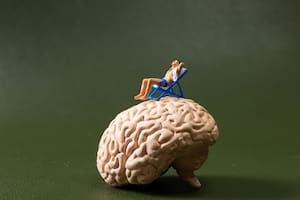 Qué dice la psicología sobre las personas que pasan horas con el celular y postergan las tareas importantes
