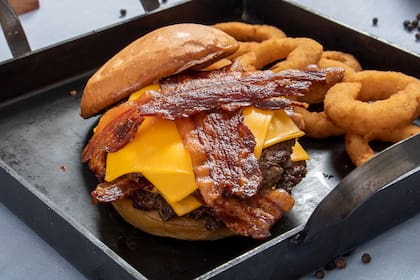 La Double: hamburguesa de 2 medallones de 120g, cheddar, panceta y aros de cebolla.