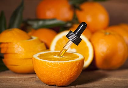 La Dra. Farris sugiere el uso de productos con vitamina C fabricados por grandes empresas de cuidado de la piel de confianza ya que tienen más probabilidades de realizar pruebas clínicas de eficacia que las empresas de cosméticos más pequeñas