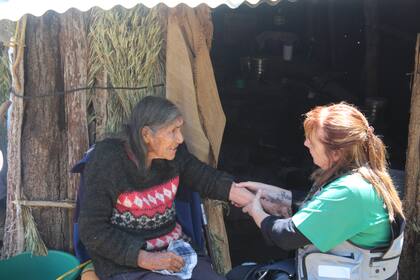 La Dra. Reschia con Rosa Rain, la más antigua de las pobladoras trashumantes, que murió de Covid pocos días antes cumplir los cien años.