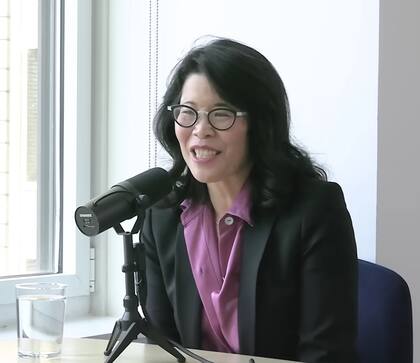 La Dra. Wendy Suzuki centra su investigación en la memoria, la atención, la plasticidad cerebral y hábitos cotidianos sencillos que pueden aprovecharse para mejorar la capacidad cognitiva