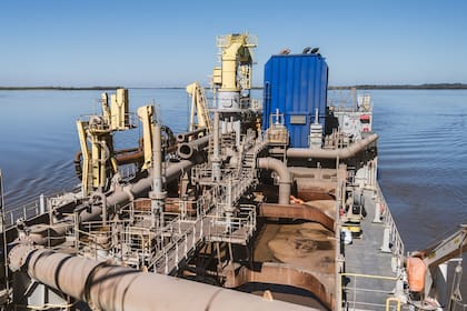 La draga de succión realiza tareas de mantenimiento en el Paraná