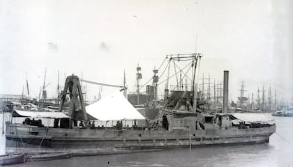 La draga Riachuelo, una de las primeras en actuar en el país. Su papel fue crucial para abrir un canal de acceso al Riachuelo y permitir la navegación de grandes buques.