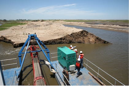 La draga trabaja 22 horas al día, con un promedio de avance de 32 metros.