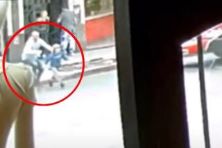 Un nene se soltó de la mano de su papá, cruzó la calle y fue atropellado por un colectivo