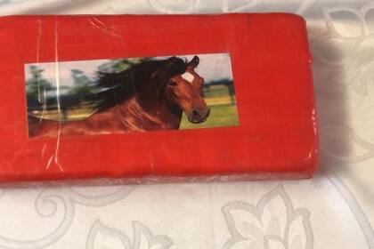 La droga estaba marcada con imágenes de caballos, como forma de garantizar el origen de la cocaína