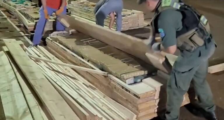 La droga estaba oculta dentro de cofres armados con maderas