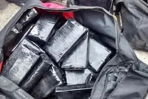 Encuentran bolsos con 140 kilos de cocaína flotando frente a una base de la Armada en Bahía Blanca