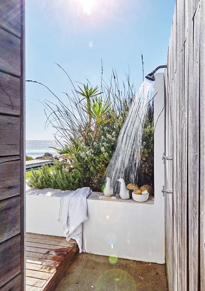 La ducha exterior fue un pedido expreso de los dueños para sacarse la arena y aclimatar el cuerpo después de surfear o nadar.