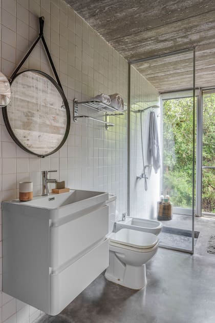 La ducha sin laterales ciegos, libera las vistas al verde y deja pasar la luz al resto del baño.