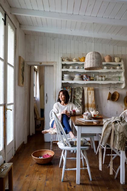 La dueña de casa estudió Bellas Artes, incursionó en indumentaria, trabajó en marcas importantes y, mientras tanto, siempre siguió investigando y bordando. Hoy su especialidad es el arte textil.