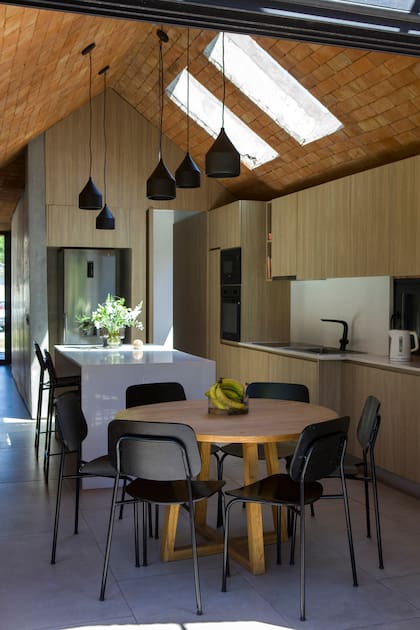 La dueña de casa pidió estas dos lucarnas para tener luz cenital al cocinar. Muebles de cocina (San Isidro Interiores). Grifería ‘Epuyén’ (FV).